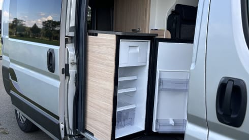 Harrie – Super neat 2 person Peugeot bus from 2015 with awning