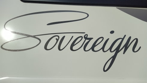 Découvrez notre camping-car McLouis luxueux et pratique - idéal pour les familles !