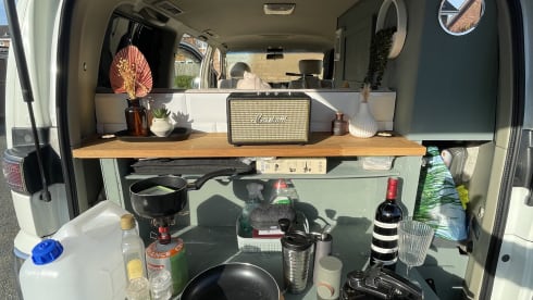 Nissan Elgrand – Cosy and Stylish Camper