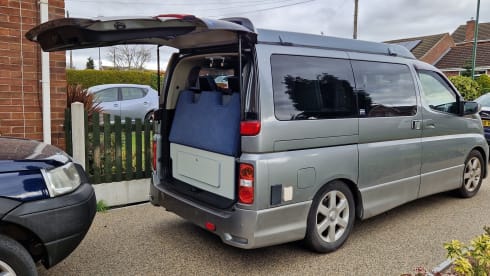 El – 2/3 berth Nissan Elgrand campervan with pop up roof