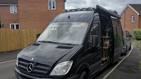 Guinevere – 4 berth Mercedes-Benz bus + Extras