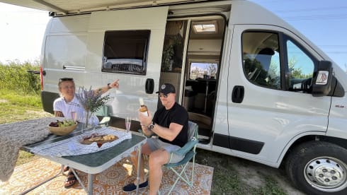 Vini  – Prachtige jonge luxe 4-persoons buscamper met airco