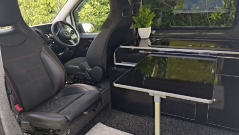 Vinnie  – Mercedes-Benz Wohnmobil mit 2 Schlafplätzen ab 2026