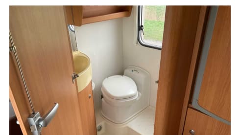 Rolling Happiness – 5p Renault alcove from 2008
