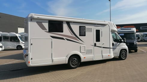 McLouis 2 Automaat – Premium Freedom! Modern Italian camper with single beds 
