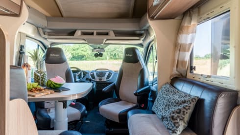 Challenger! – Ruime, moderne en luxe camper met 4 vaste slaapplekken - XL garage