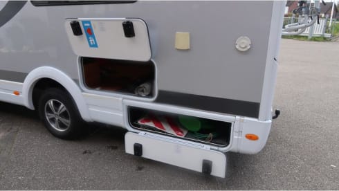 Globe-Drôme – 2 person semi-integrated Dethleffs camper 