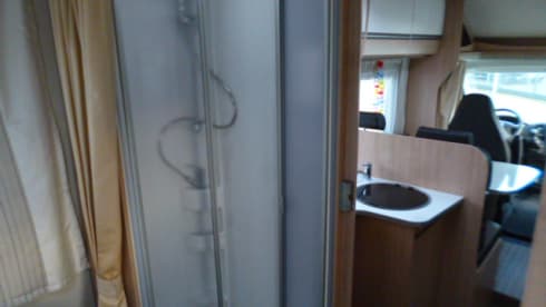 Corry – 5 person camper with electric lifting bed and length beds