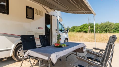 Challenger! – Spacious, modern and luxurious camper with 4 fixed sleeping places - XL garage