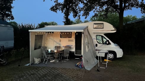 Luxurious & complete 4-6 person camper.