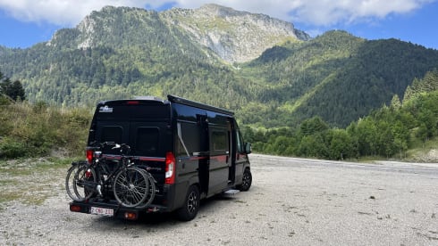 Black Beauty – Luxury Pilote bus camper for 2 persons
