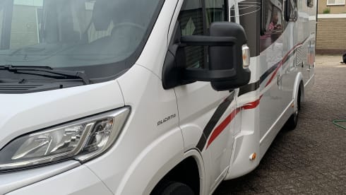 Beautiful 4 pers. 2015 semi-integrated, with complete inventory.