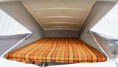 Lady Orange – Volkswagen Camperbus from 1974 (4 pers)