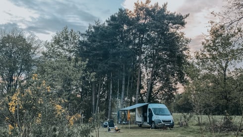Accogliente camper per autobus fai-da-te (surf).