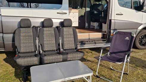 Sturdy camper van with 2-5 seats, compact yet spacious!