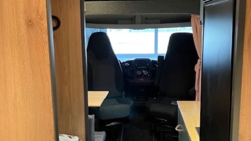 Heunie 2 – Lovely campervan from 2016 with 2 lengthways beds