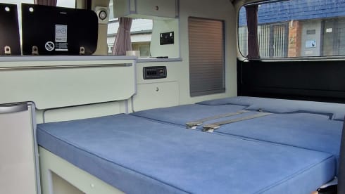 El – 2/3 berth Nissan Elgrand campervan with pop up roof
