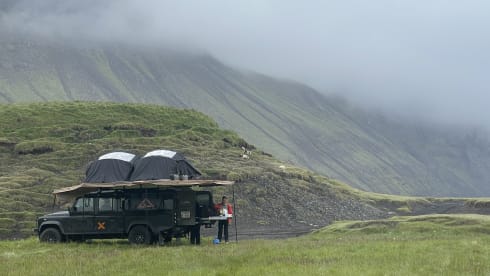 Black Betty – Defender 130 with two rooftop tents