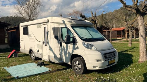 Nirwana – Luxury 2p Hymer from 2015 with fixed Queens bed 