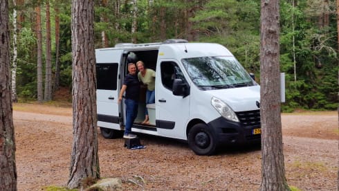 Oos Böske – Oos Böske – Buscamper 2/3 person Renault Master (2 x length bed!)