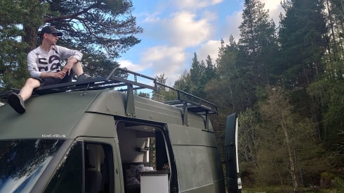 Nomad – Bespoke dog friendly adventure van 