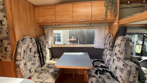 6-sitziger Mercedes-Benz Alcove aus dem Jahr 2002