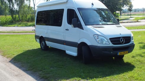 Co-Camper – Mercedes-Benz sprinter with wooden interior