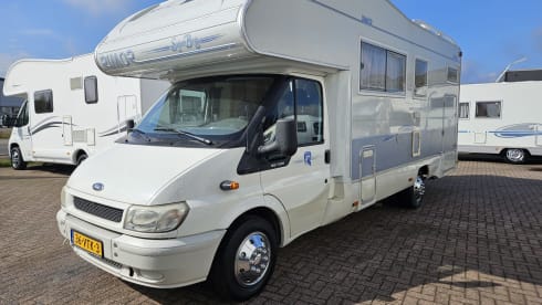 Rimor β Ruime gezins camper met zes slaapplaatsen met 2x airco