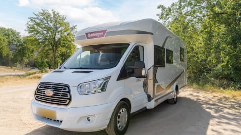 Challenger! – Spacious, modern and luxurious camper with 4 fixed sleeping places - XL garage