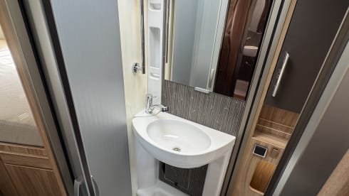 Fraaie zeer complete 4 persoons Hymer camper 