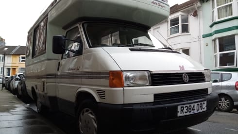 Jeremy Morehouse – Classic Coach-built 98 Autosleeper Clubman GL for off-grid living