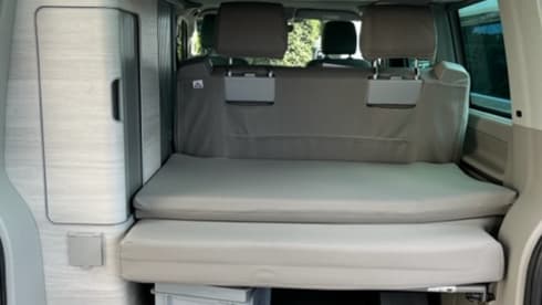Witte VW California – Volkswagen CALIFORNIA T6 Edition (4p) from 2018. Possibly. with motorcycle trailer