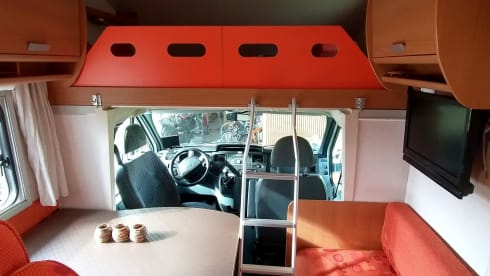 Family camper for 6 people with 2 fixed double beds