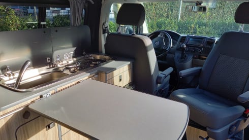 Rinus – 4p Volkswagen t5 150 hp automatic bus camper