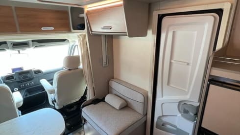 Zo goed als nieuw, zeer luxe, ruime én comfortabele 5pers. camper uit 2022  – 5p Renault semi-integrated from 2022