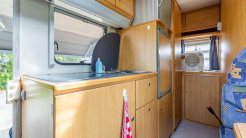 Knaussie – Wonderful compact alcove camper with 4 sleeping places