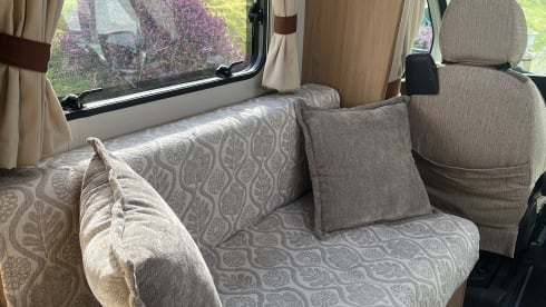 Northern Lights – Peugeot campervan met 4 slaapplaatsen uit 2012