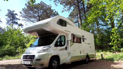 Camper 1 – Spacious and luxurious 6-person camper incl. Playstation 4