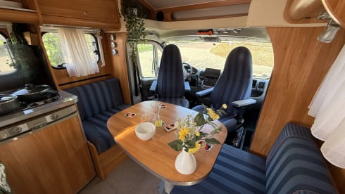 Compact 3P semi-integrated, length bed and free km!