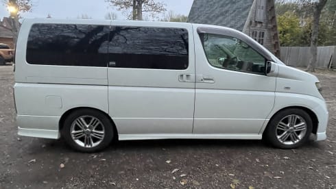Nissan Elgrand – Cosy and Stylish Camper