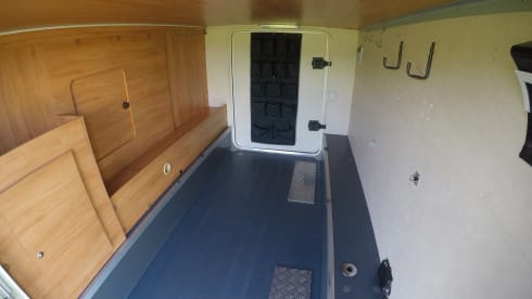 Gezellige en complete – 5-person Adria Mobil alcove > (electric) bicycles inside the garage