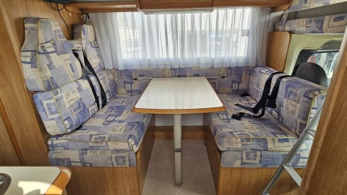 Rimor β Ruime gezins camper met zes slaapplaatsen met 2x airco