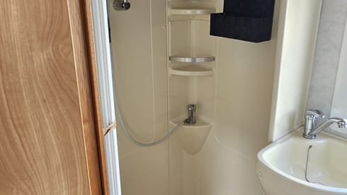 Rimor β Ruime gezins camper met zes slaapplaatsen met 2x airco