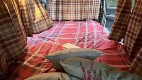 BONNIE  – Toyota campervan met 2 slaapplaatsen uit 2006