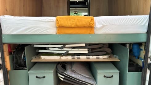 Heunie 1 – Beautiful camper van from 2017 with 2 lengthways beds