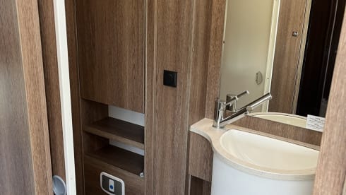 Luxurious & Compact 6-person camper with bunk beds