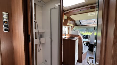 13 LMC T742 – LMC T742 semi-integrated camper 2020