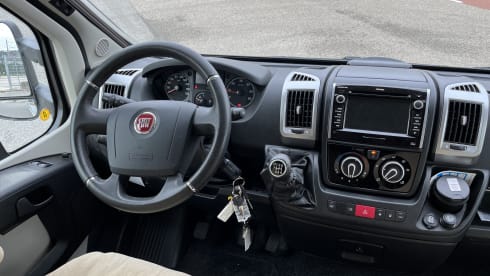 Joep – Luxe Bürstner camper > KINGSIZE BED  (TV-AIRCO-VRIJE KM)