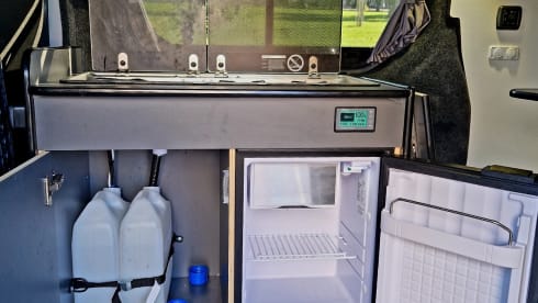 Bazza – 4 berth campervan with pop top roof