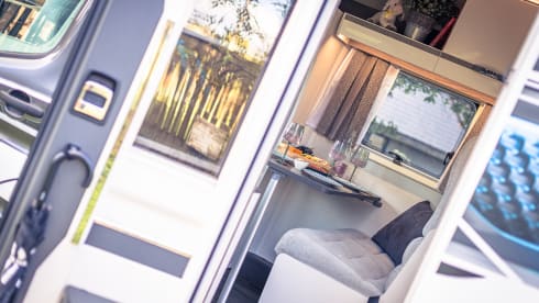 Swifty  – Luxury 4 berth Ford , Swift Voyager 494 from 2024